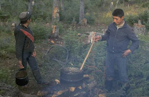 Puniss Rich (left) and Shinipesht Rich cooking dog food at Uipat Utshimassit. Photo courtesy Georg Henriksen.