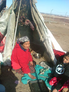 Manishan Nui and her granddaughter, Nenushkueu, preparing caribou meat at Ashuapun. Photo courtesy Manishan Edmunds.